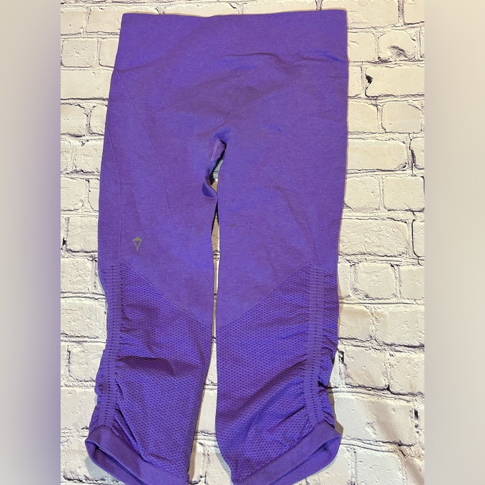 IVIVVA BY Lululemon girls size 10 Breath Love Flow seamless capris leggings
